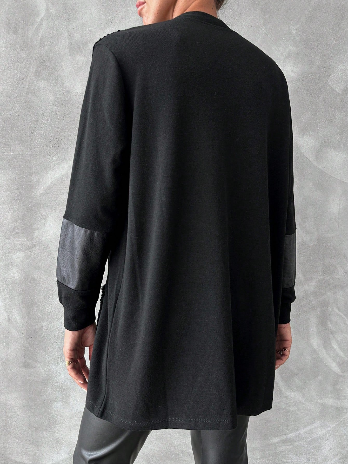 Manteau noir paillettes vu de dos