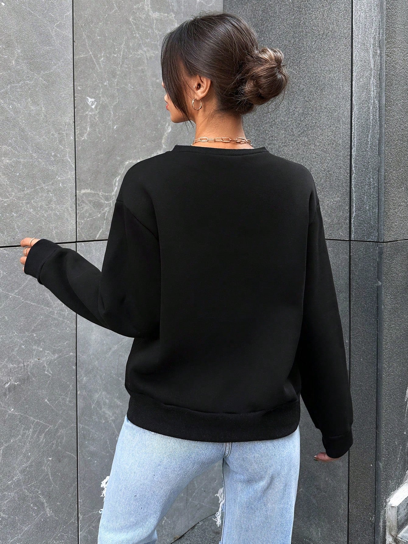 Sweat pailleté noir vu de dos