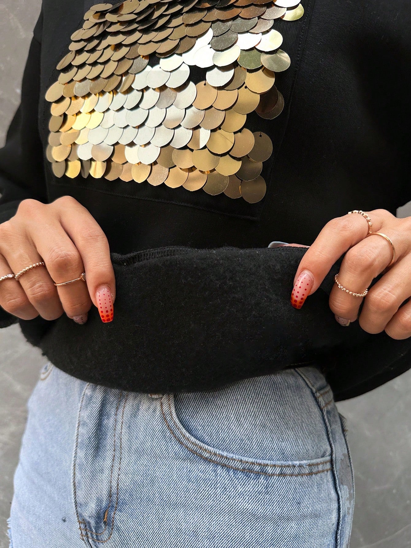 Zoom sur sweat pailleté noir