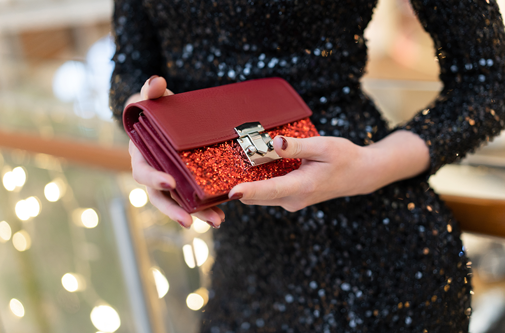 Gros plan sur un sac pailleté accompagnant une robe à paillettes