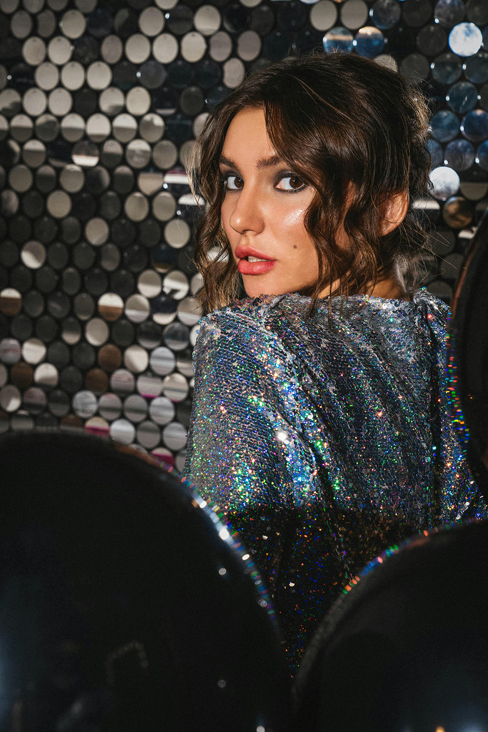 Gros plan sur une femme portant une robe à paillettes