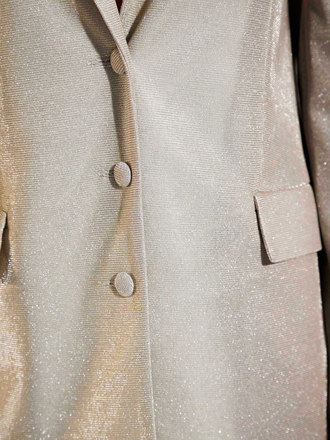 Zoom sur ensemble costume paillettes