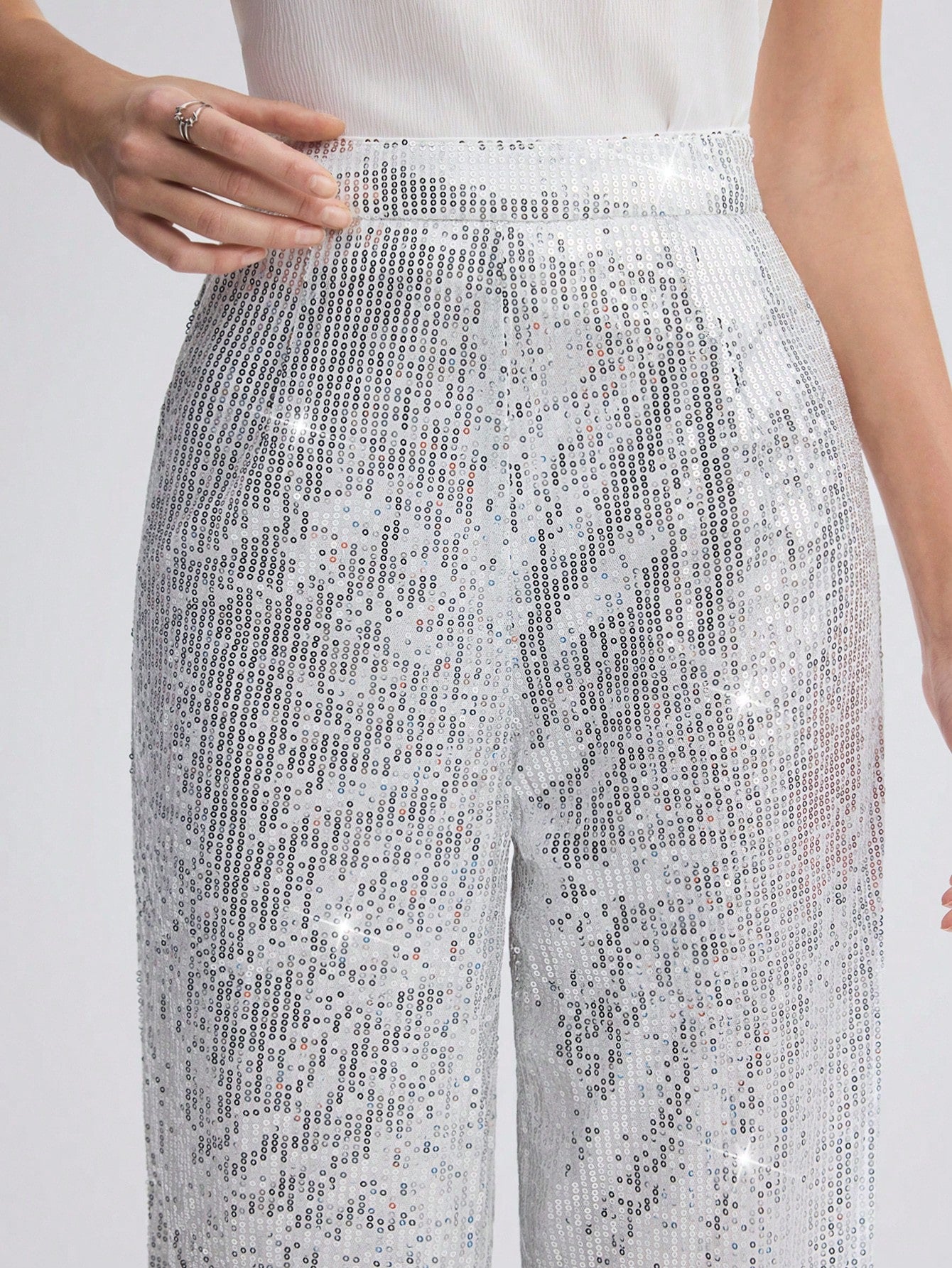 Zoom sur pantalon blanc pailleté