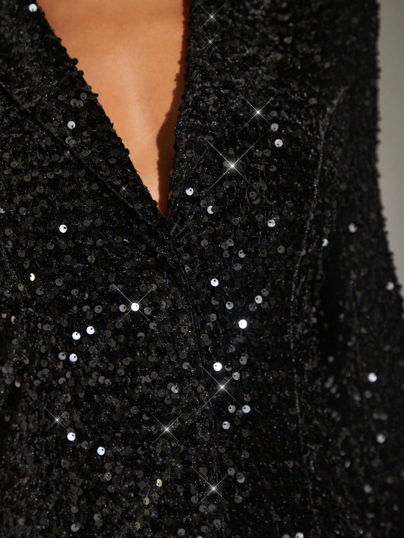 Zoom sur robe blazer noir paillette