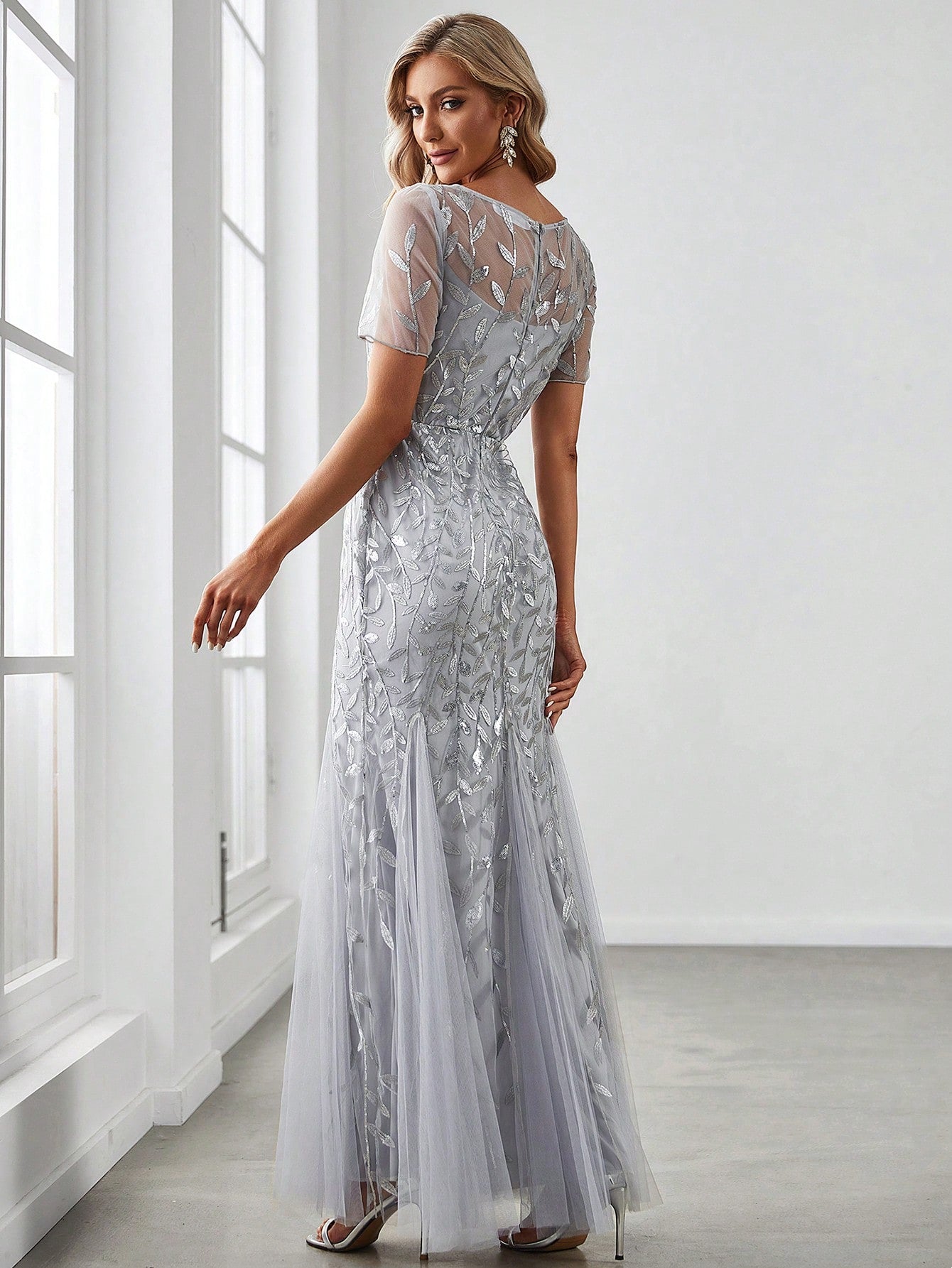 Robe de soirée argentée pailletée vue de dos
