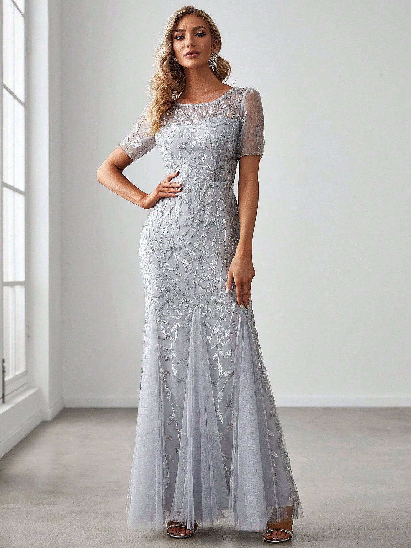 Robe de soirée argentée pailletée vue de face