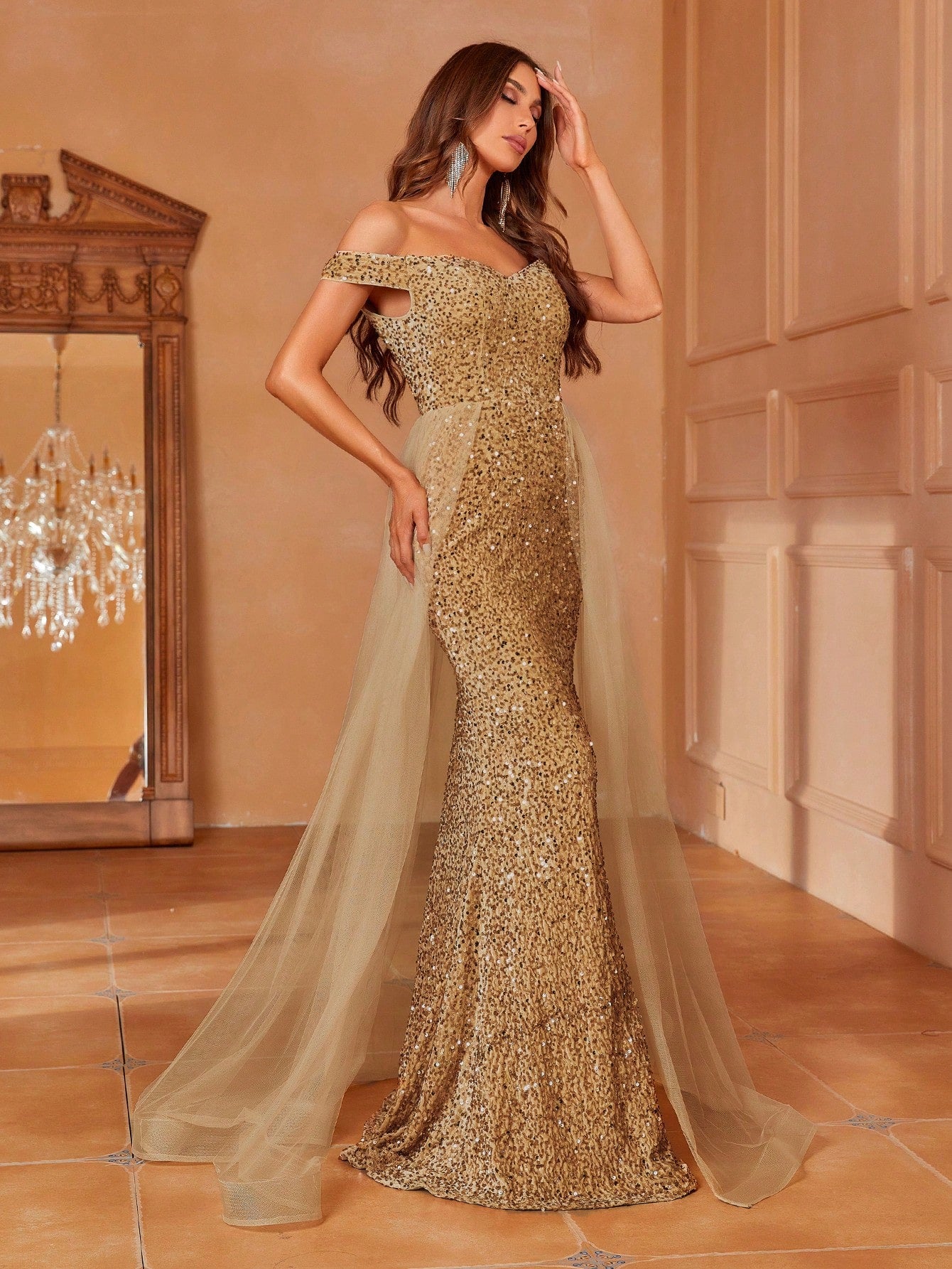 Robe de soirée pailletée doré vue de profil