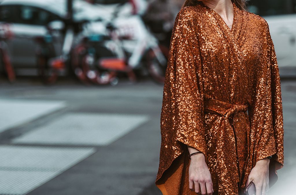 Femme posant dans la rue avec une robe pailletée