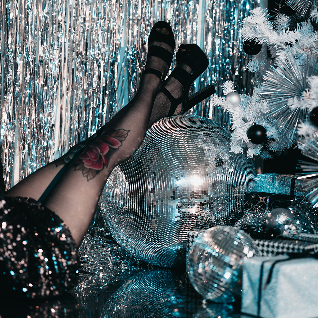 Collants portés avec une robe à paillettes noire