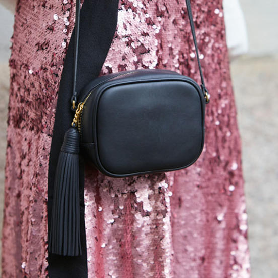 Gros plan sur un sac accompagnant une robe pailletée rose