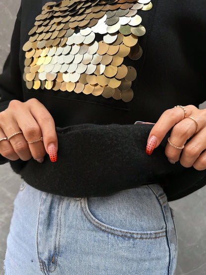 Zoom sur sweat pailleté noir