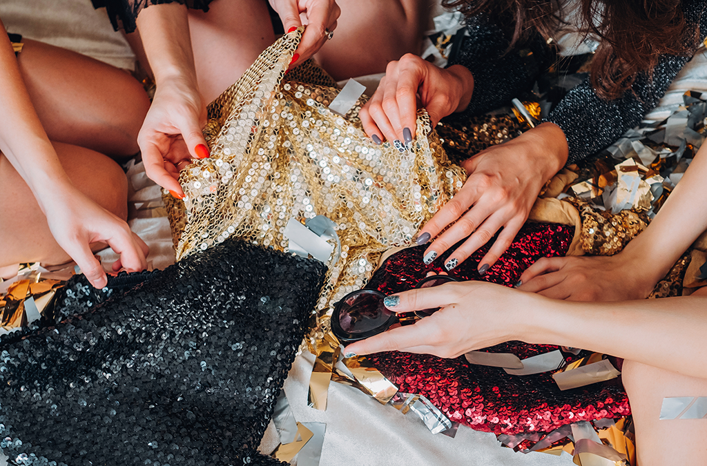Femmes avec des robes à paillettes dans les mains